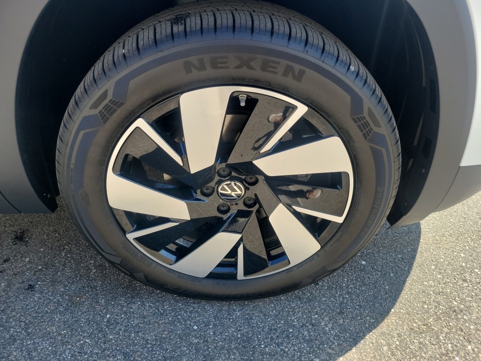 2025 Volkswagen Atlas Cross Sport SE w/Tech - Photo 25