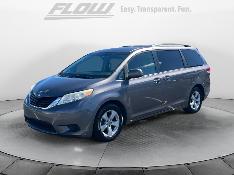 2011 Toyota Sienna LE photo 3