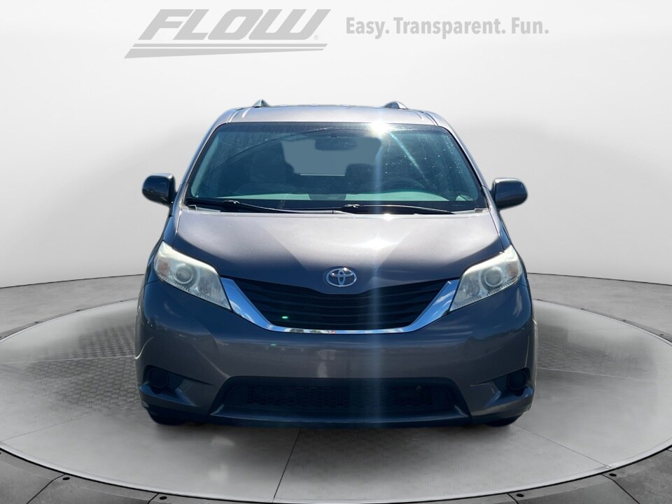 2011 Toyota Sienna LE photo 2