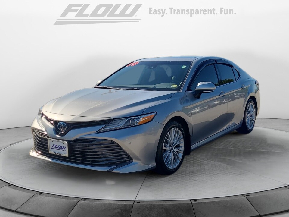 2019 Toyota Camry Hybrid XLE photo 3