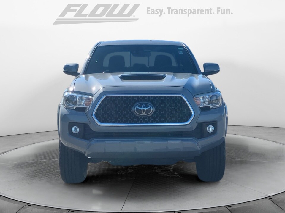 2018 Toyota Tacoma TRD Sport photo 2