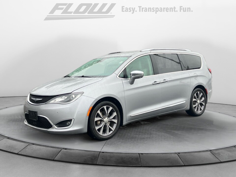 2017 Chrysler Pacifica Limited photo 3