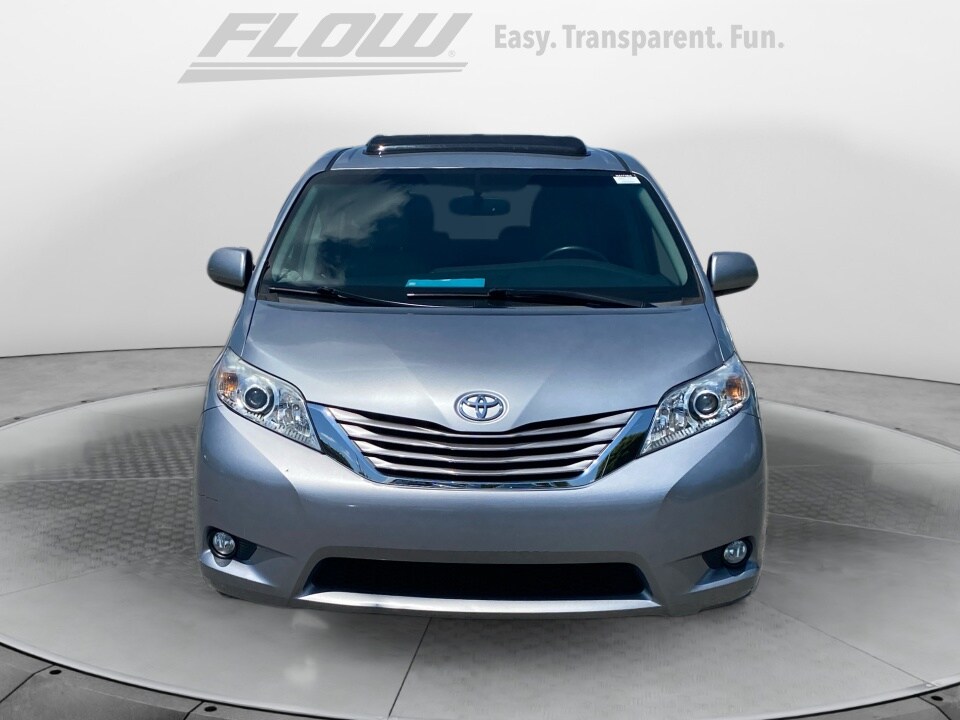2017 Toyota Sienna XLE photo 2