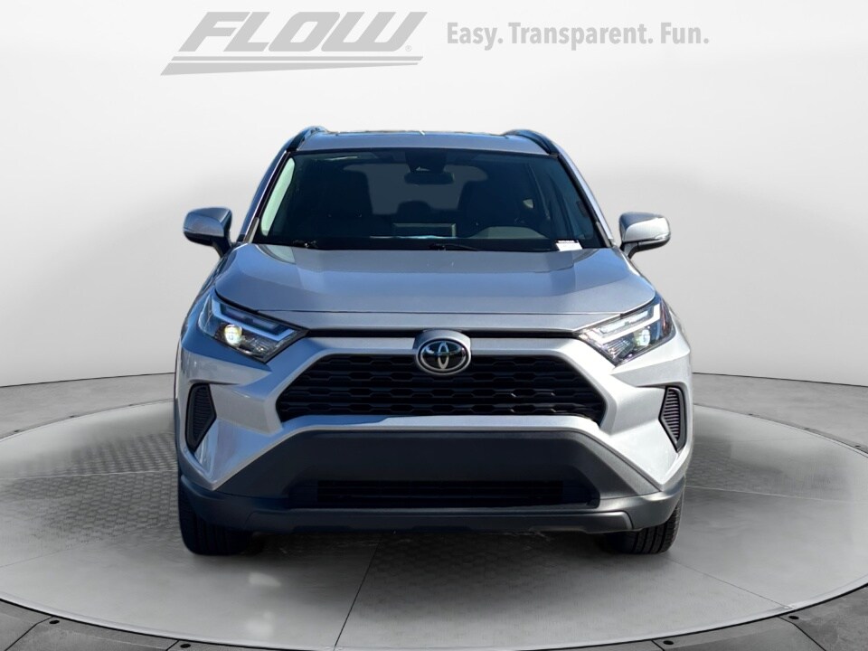 2022 Toyota RAV4 XLE photo 2