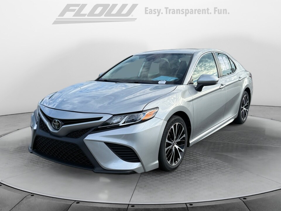 2020 Toyota Camry SE photo 3