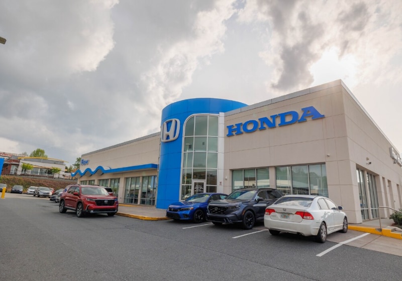 honda-dealership-winston-salem.jpg Flow Honda Winston-Salem dealership storefront with several Honda SUVs and cars parked out front. Dealership also serves Clemmons, High Point and Greensboro, NC