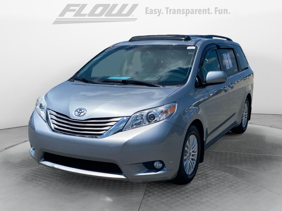 2017 Toyota Sienna XLE photo 3
