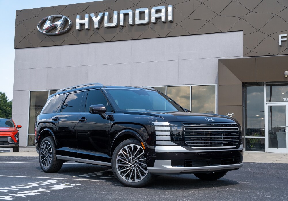hyundai-palisade-for-sale-near-me.png Black 2025 Hyundai Palisade parked outside the Flow Hyundai of Charlottesville dealership