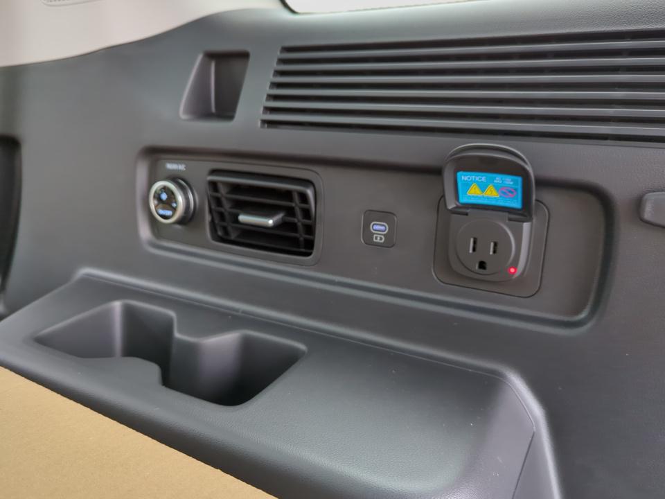2026 Hyundai Santa Fe Limited - Photo 17