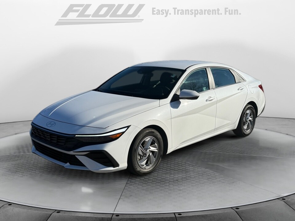 2024 Hyundai Elantra SE photo 3