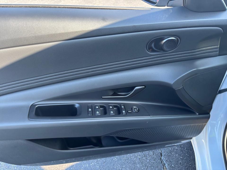 2025 Hyundai Elantra SEL - Photo 32