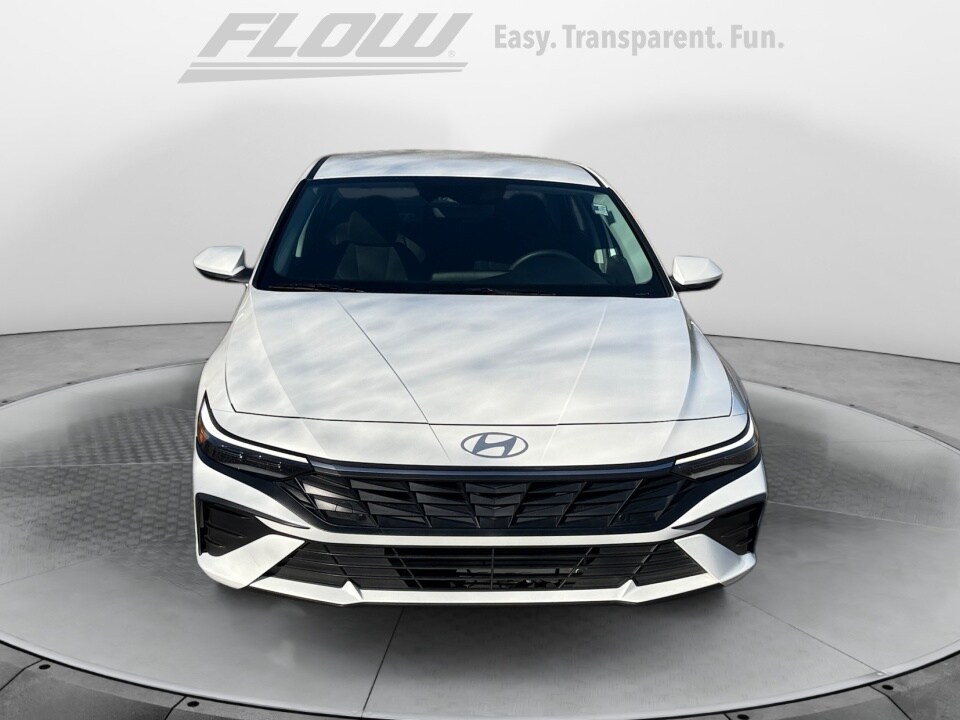 2024 Hyundai Elantra SE photo 2
