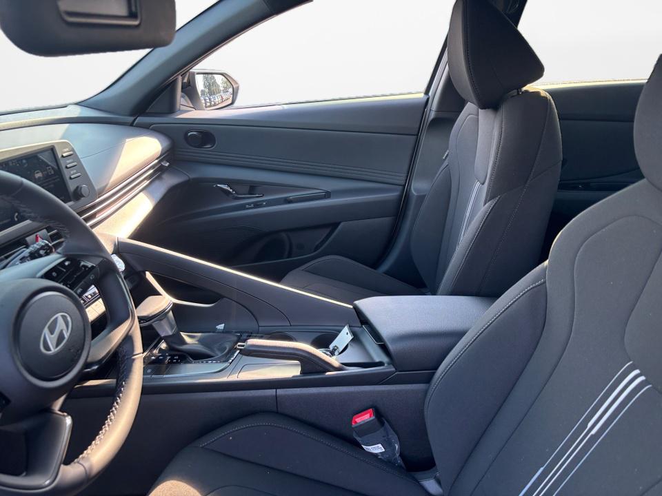 2025 Hyundai Elantra SEL - Photo 9