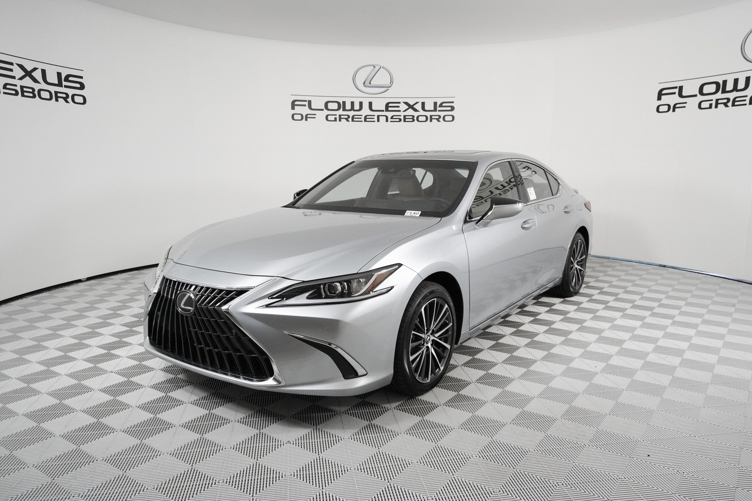 2025 Lexus ES Hybrid 300h's photo
