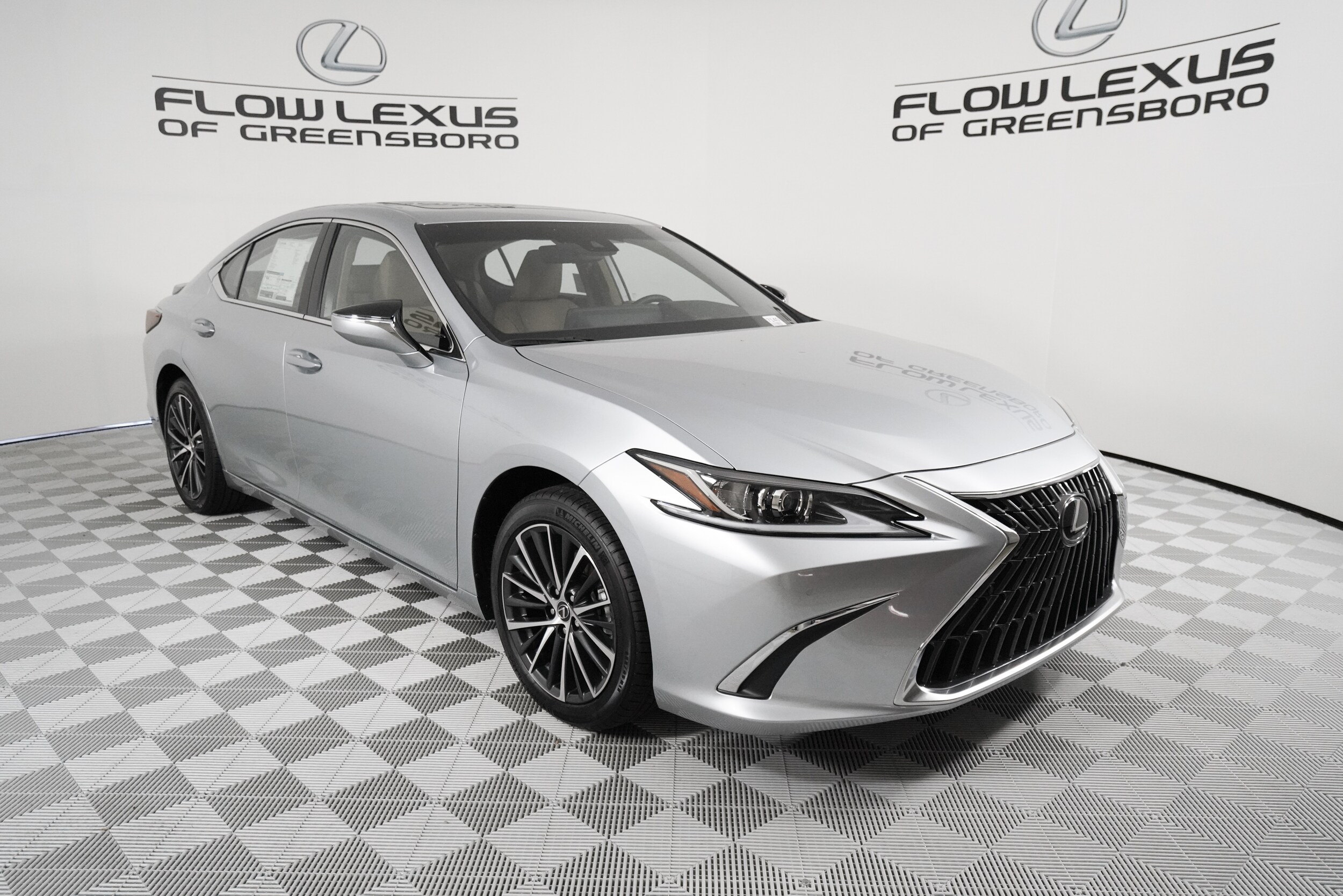 2025 Lexus ES 300h Premium photo 3