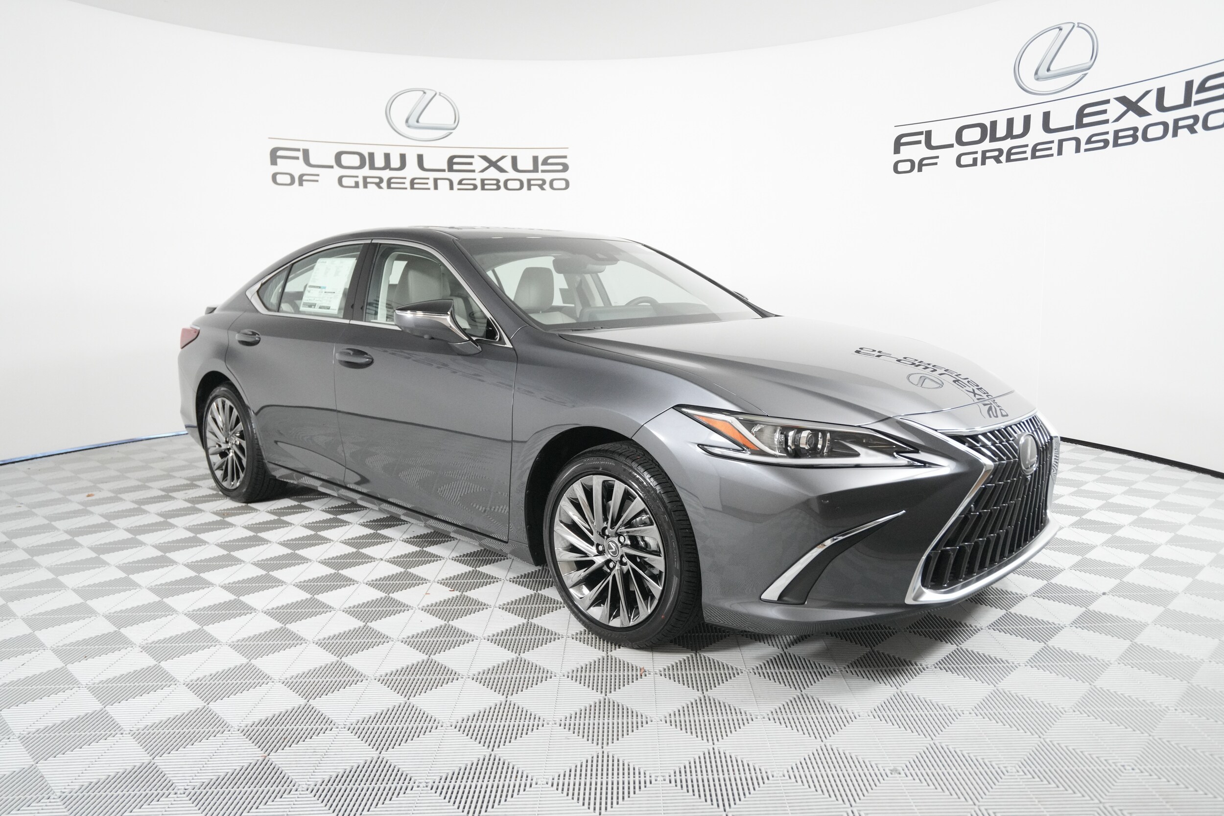2025 Lexus ES 300h Luxury photo 3