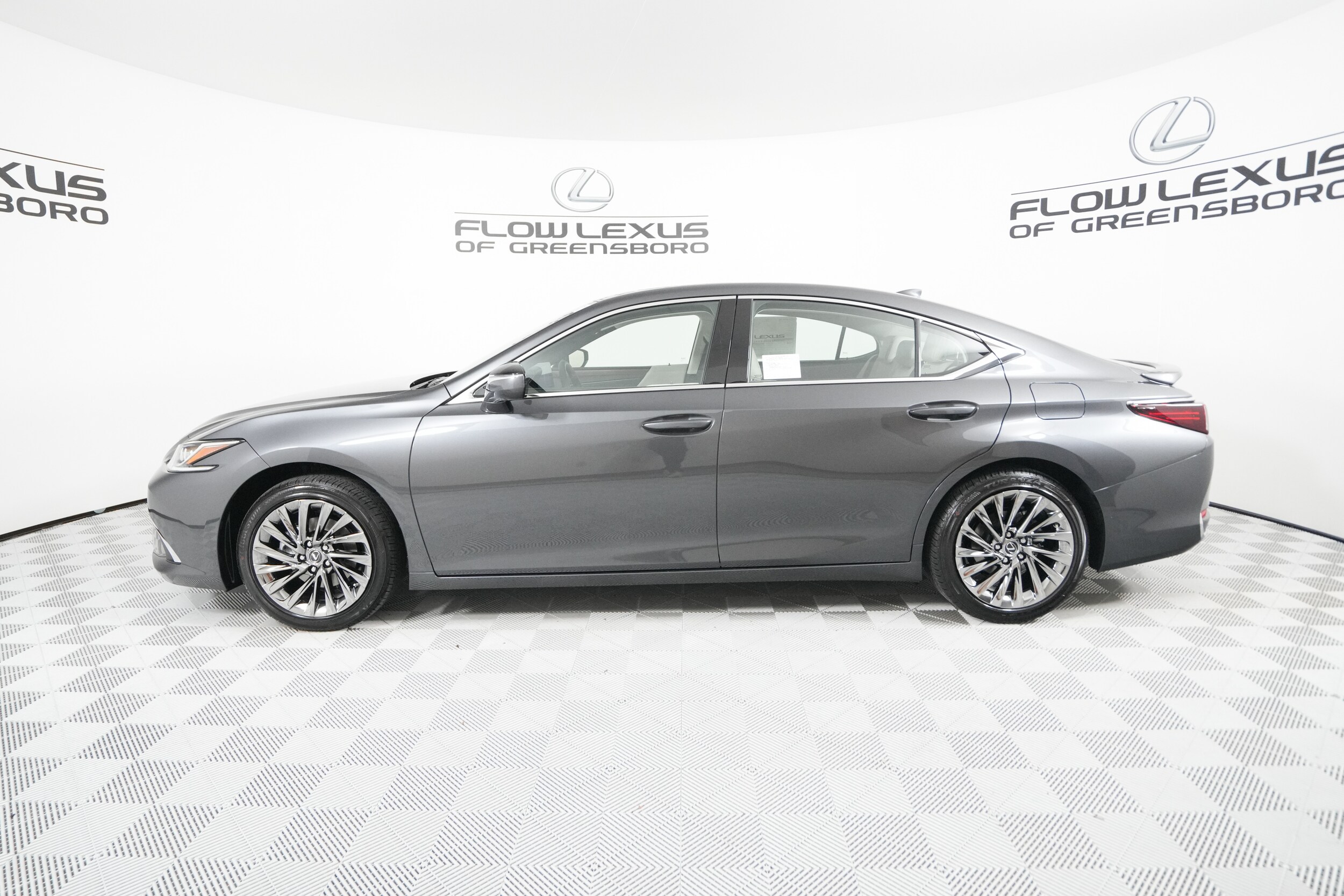 2025 Lexus ES 300h Luxury photo 4