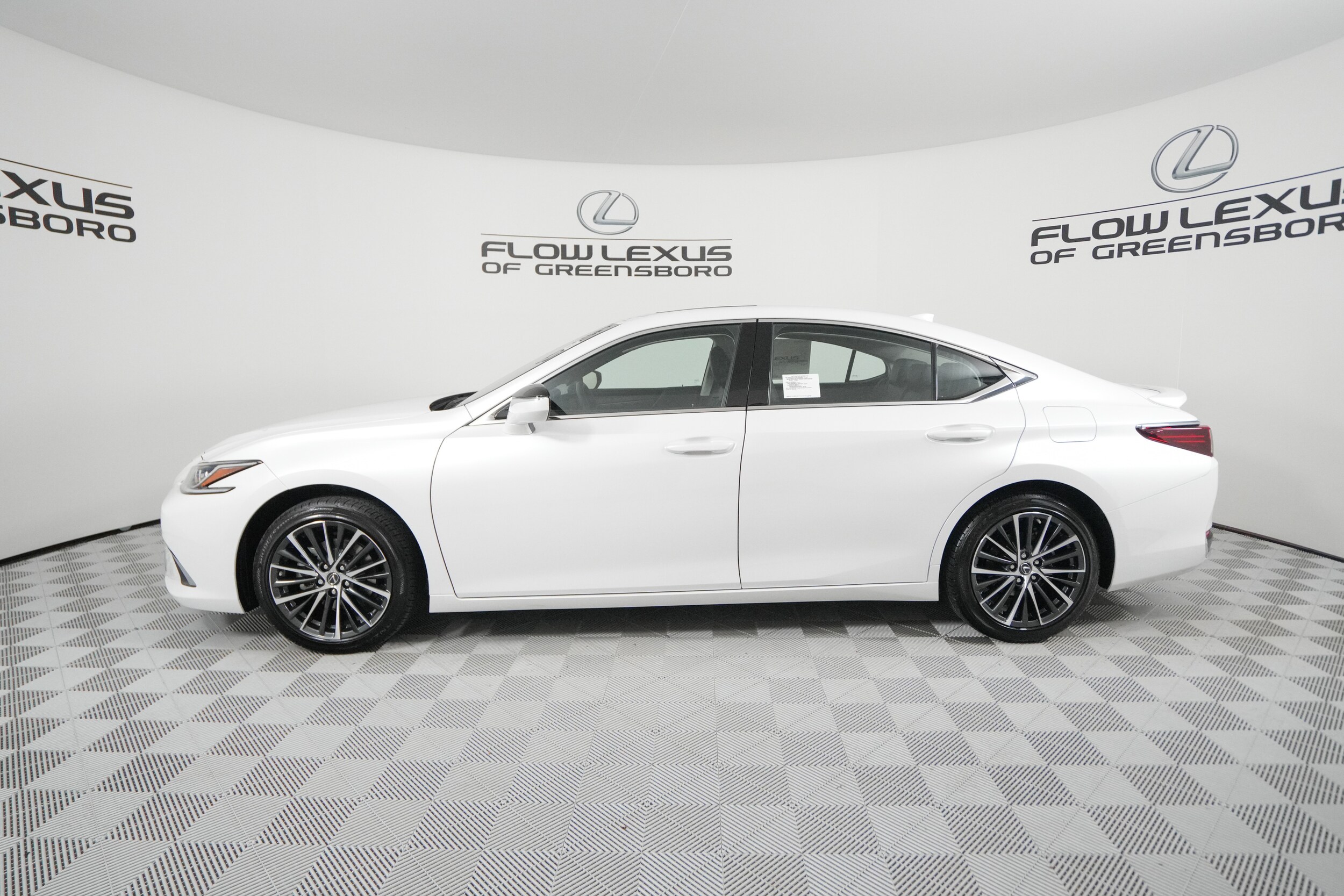 2025 Lexus ES 300h Premium photo 2