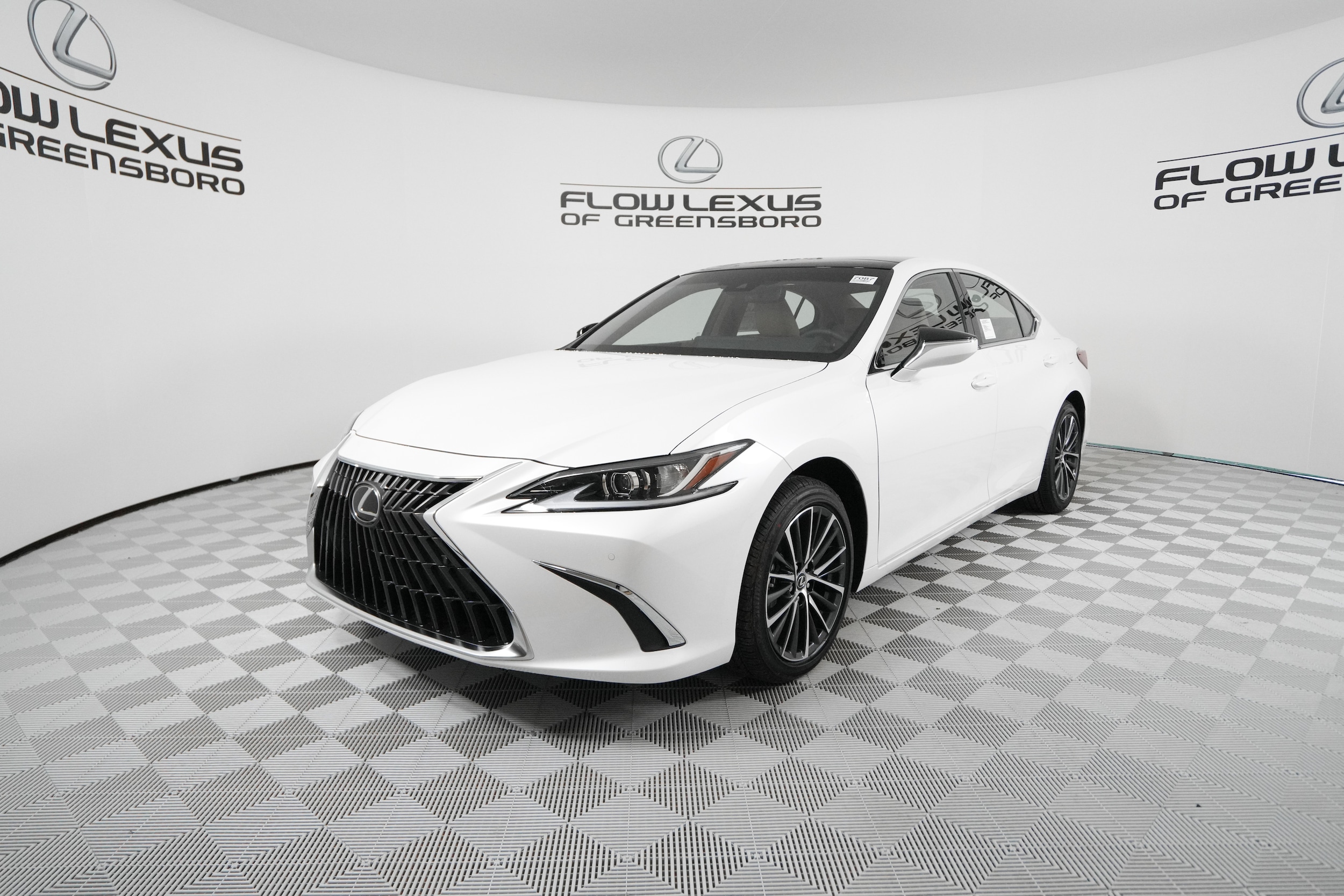 2025 Lexus ES 350's photo