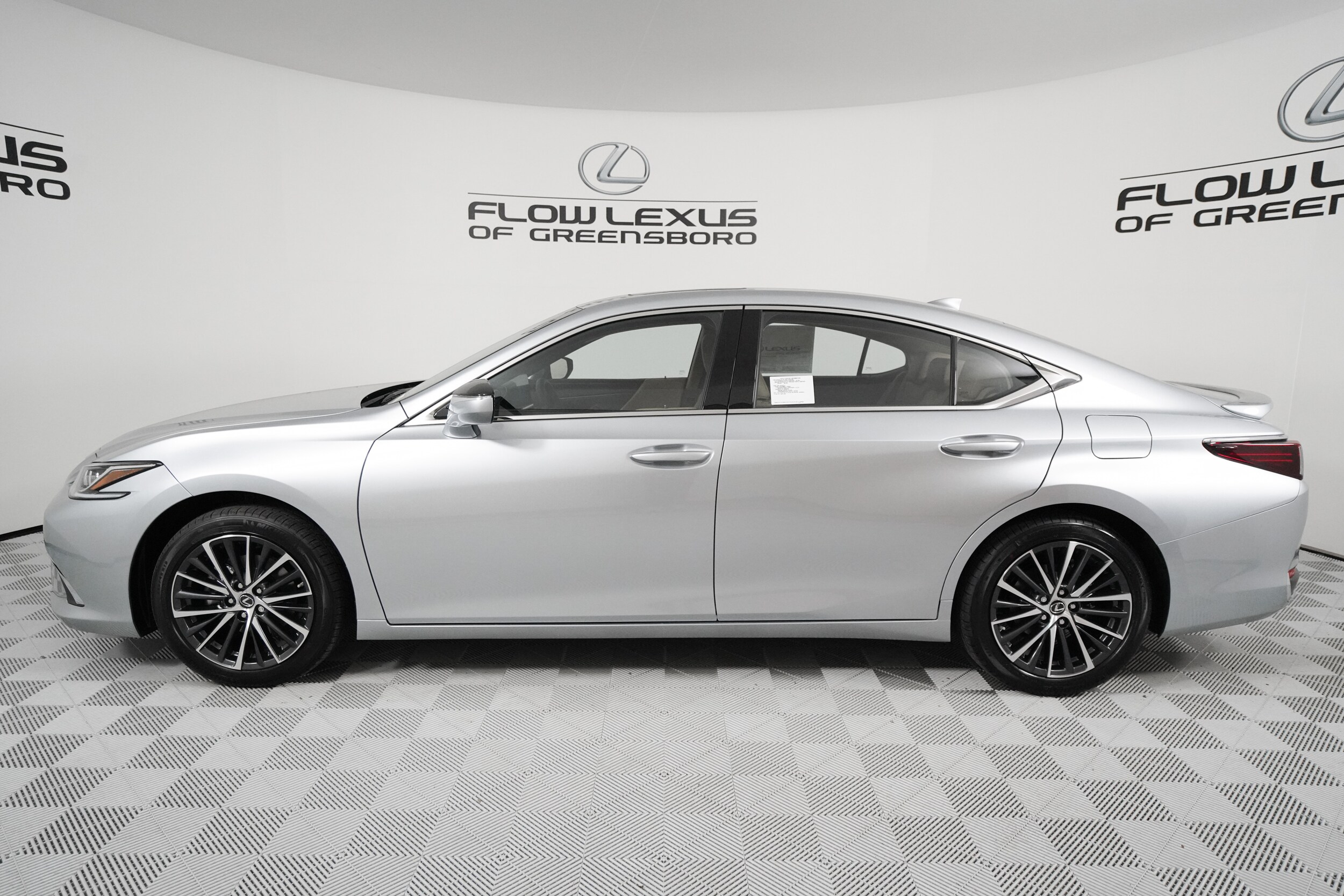 2025 Lexus ES 300h Premium photo 4