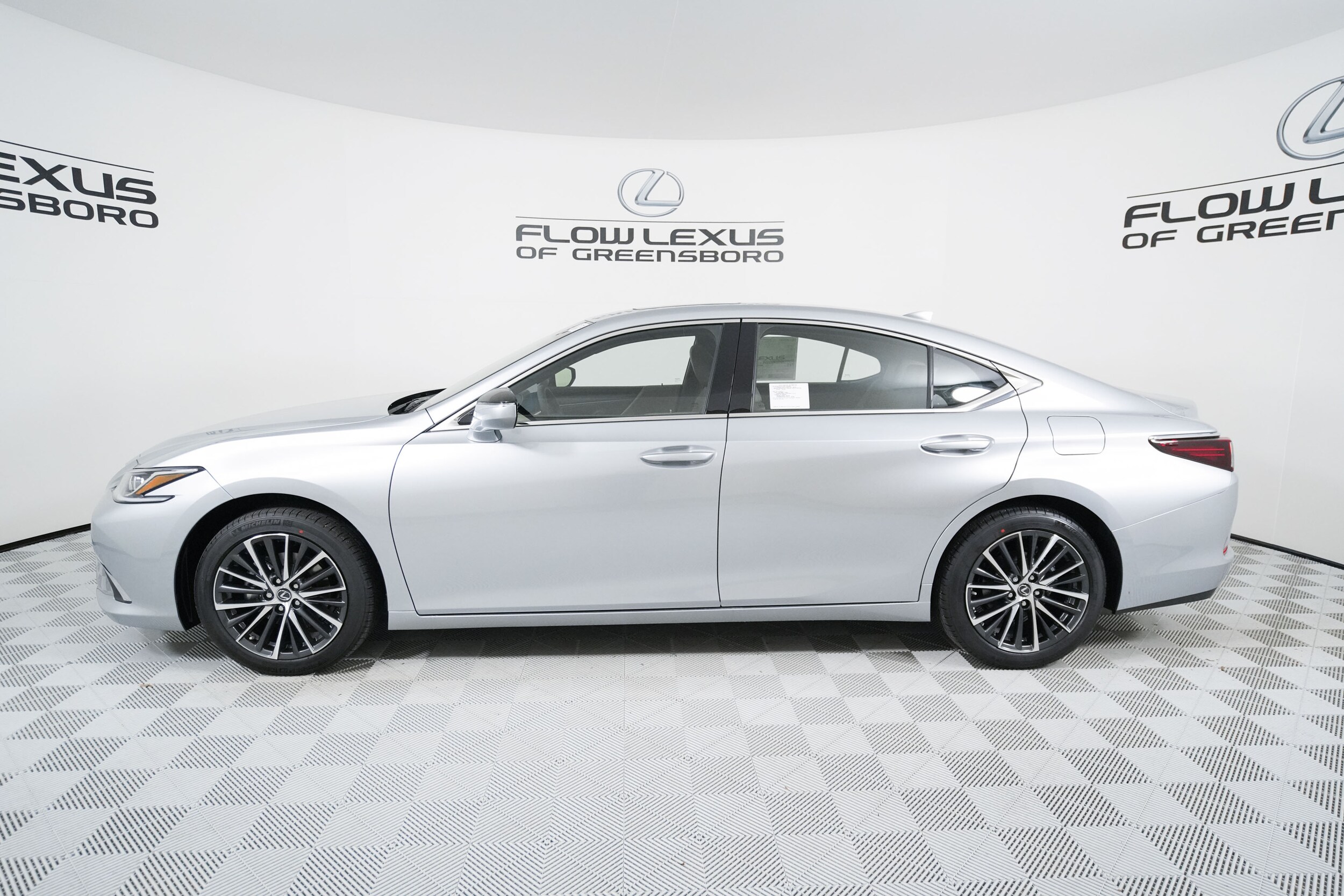 2025 Lexus ES 350 photo 4