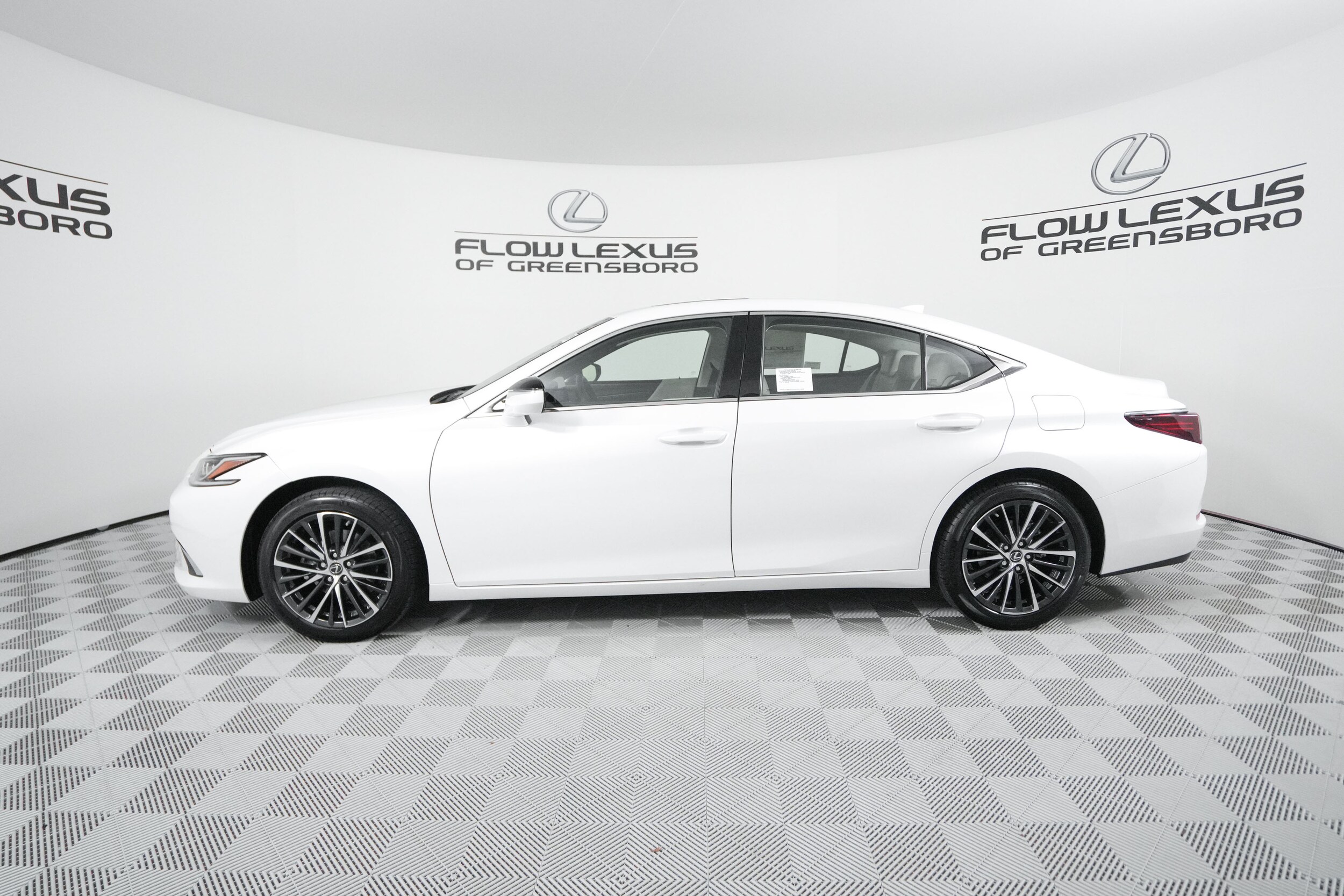 2025 Lexus ES 350 Premium photo 3