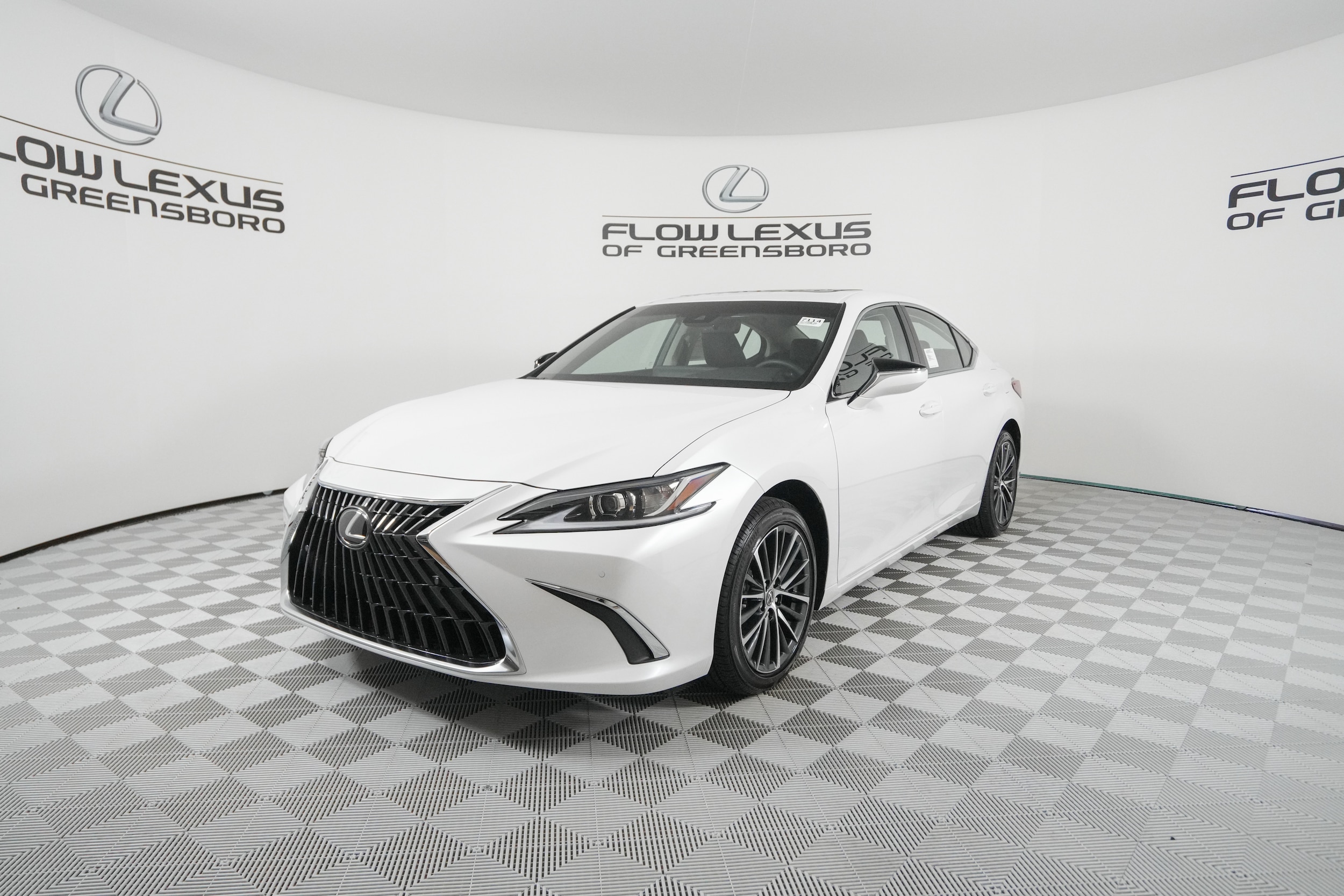 2025 Lexus ES Hybrid 300h's photo