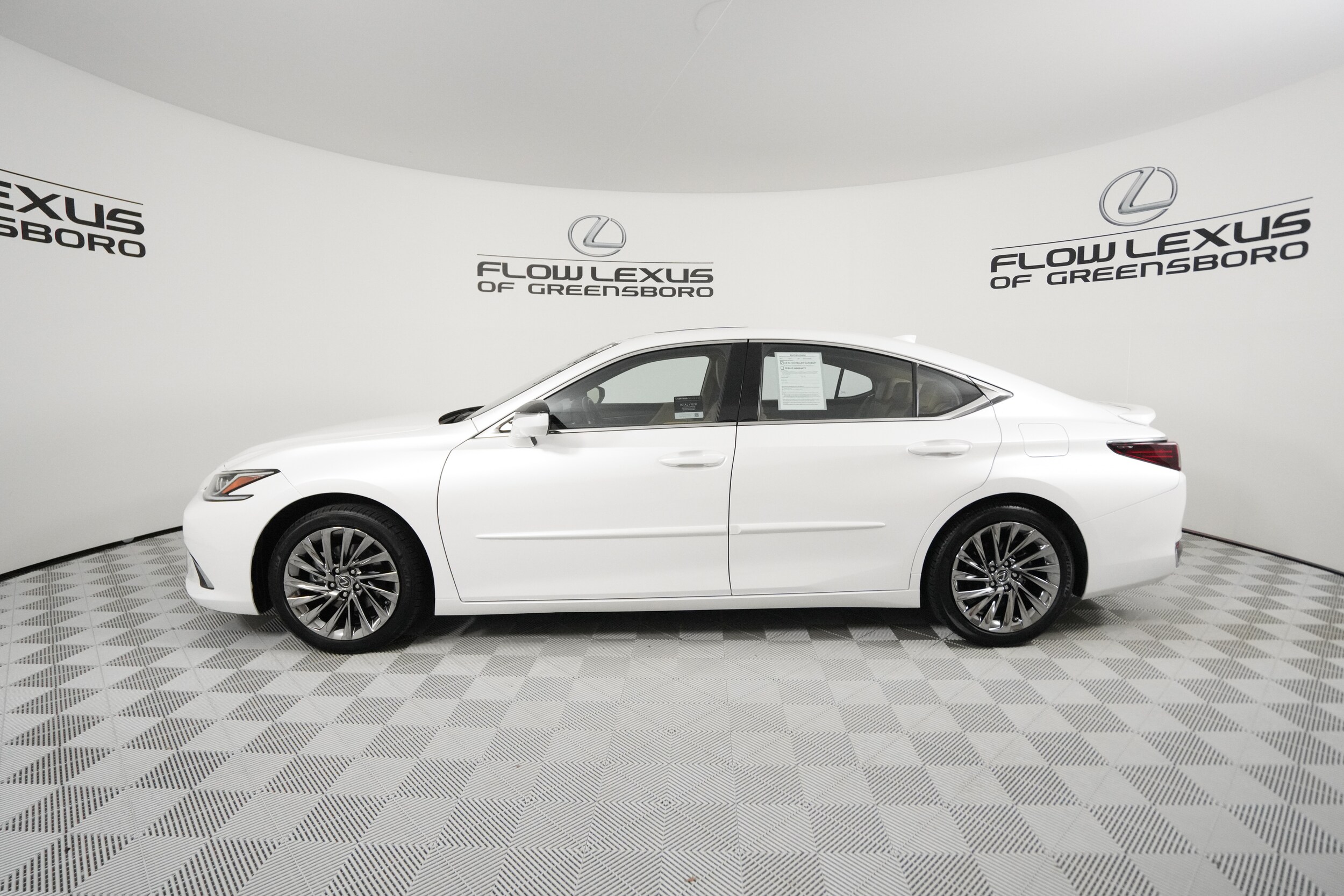 2024 Lexus ES 300h Luxury photo 4