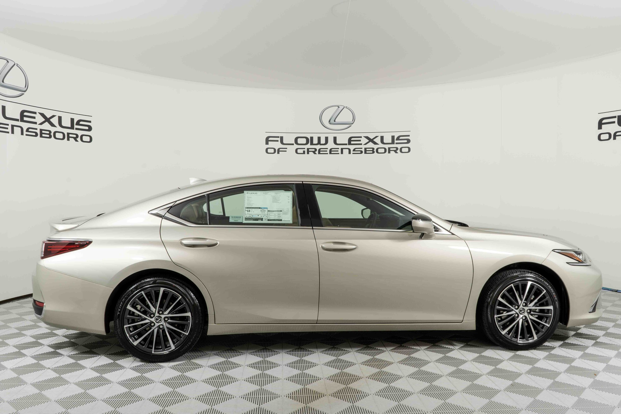 2025 Lexus ES 300h Premium photo 4
