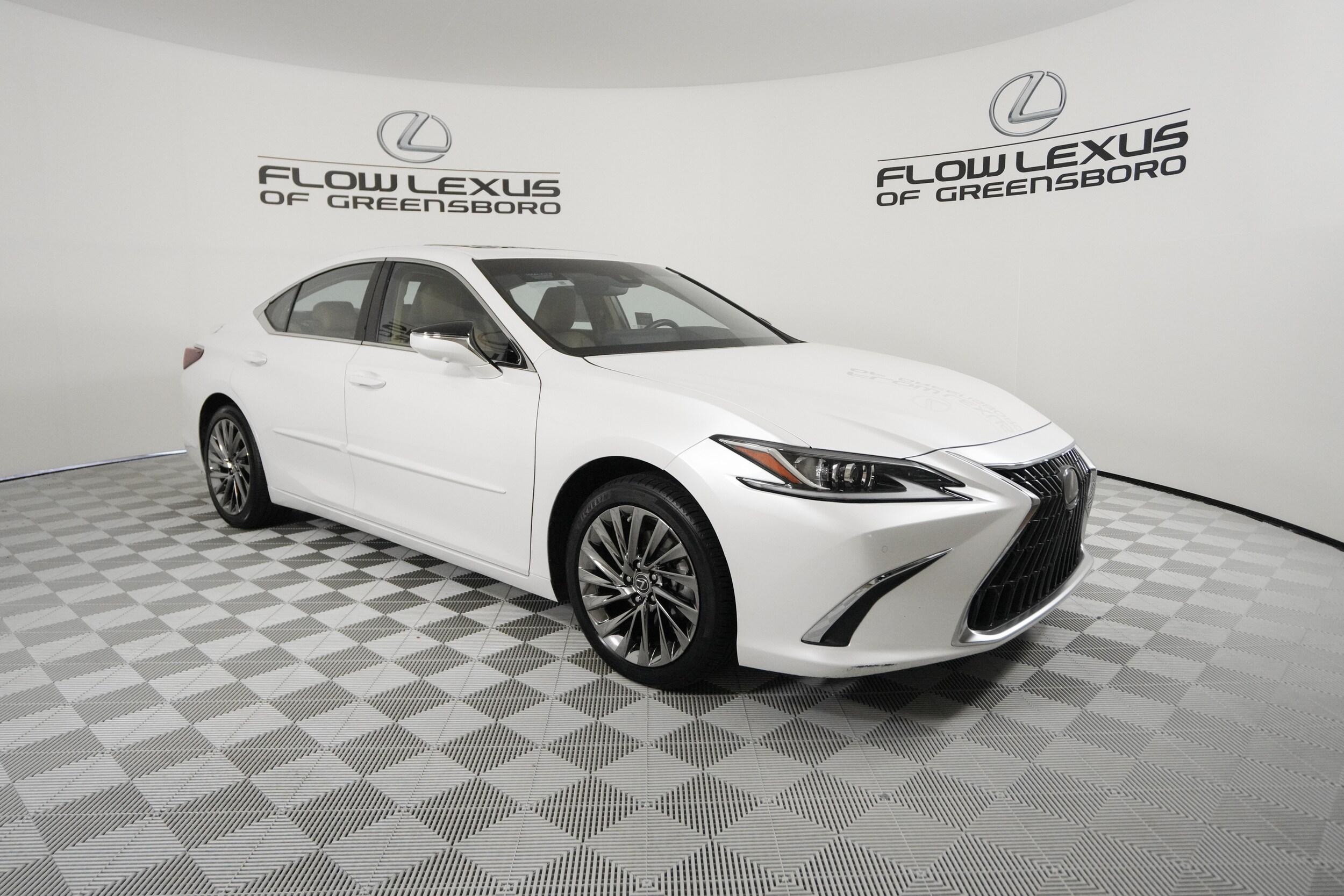 2024 Lexus ES 300h Luxury photo 3