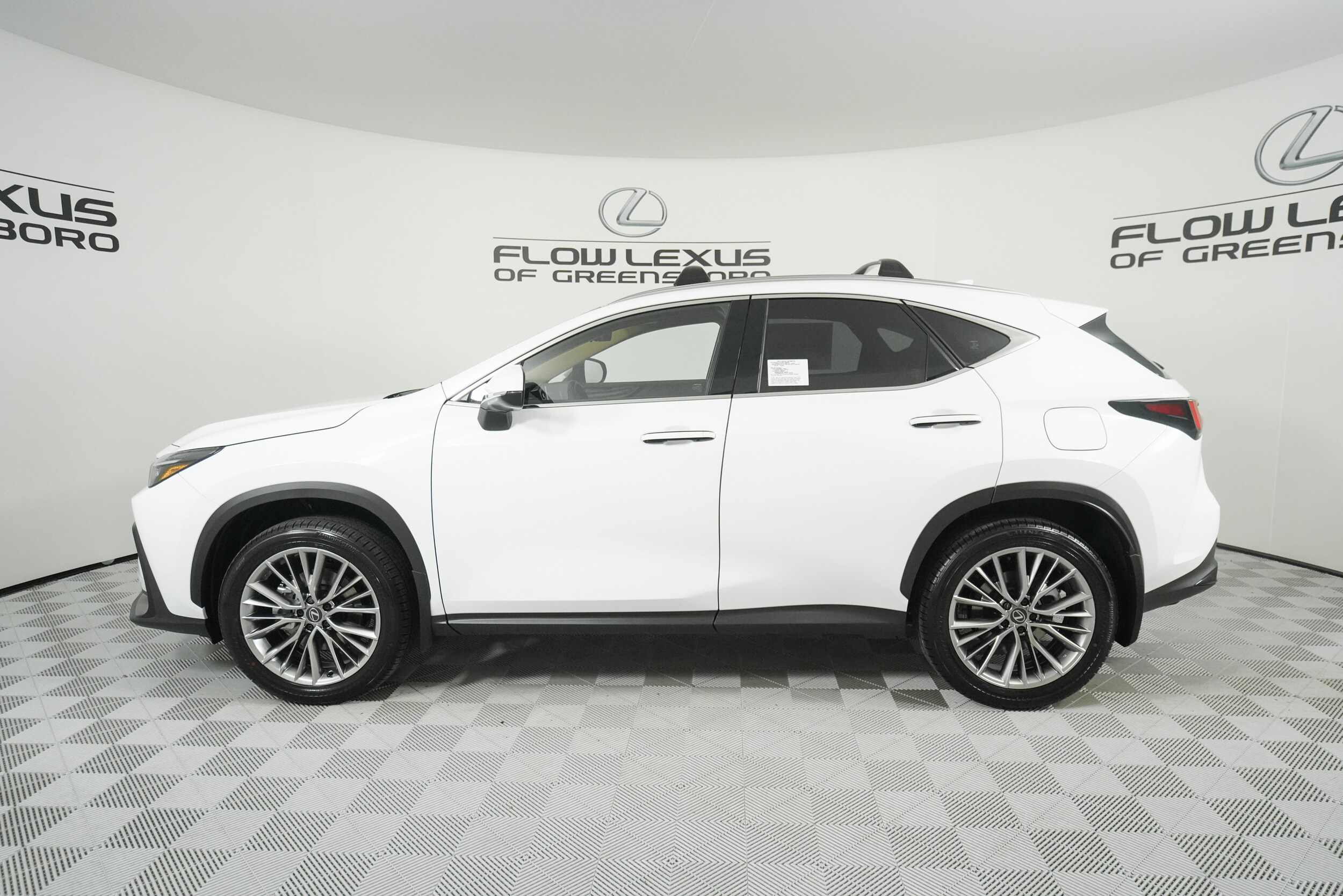 2026 Lexus NX 350h Premium photo 4