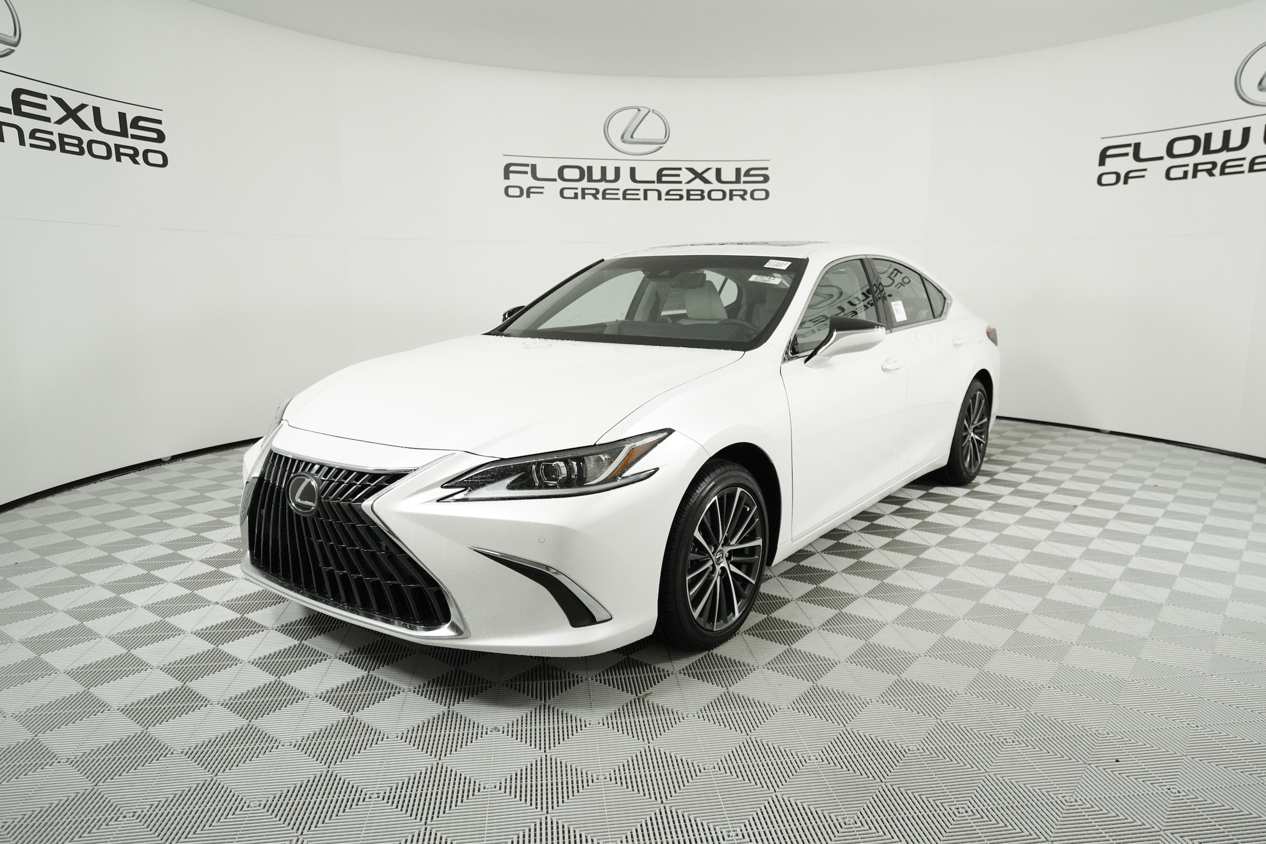 2025 Lexus ES 350's photo