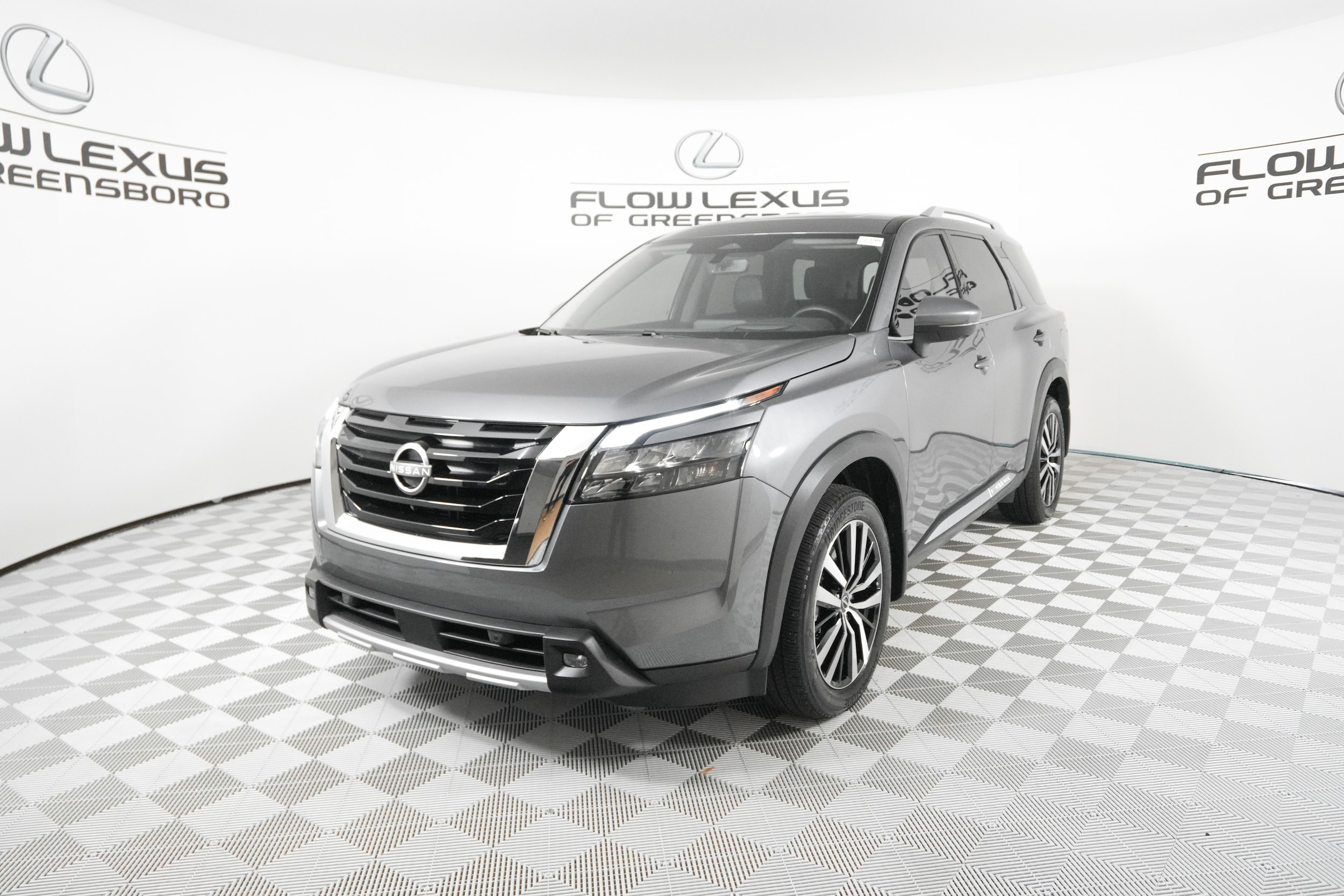 2025 Nissan Pathfinder Platinum's photo