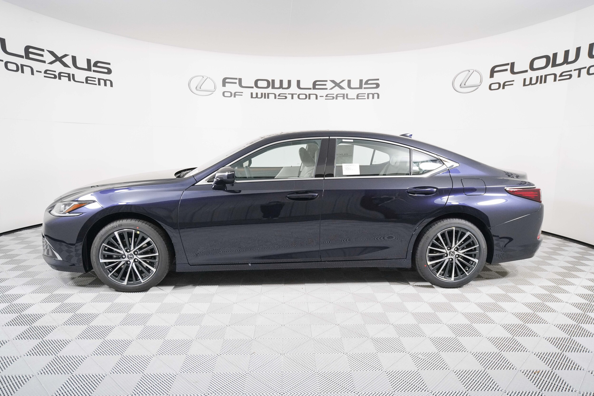 2025 Lexus ES 350 photo 4