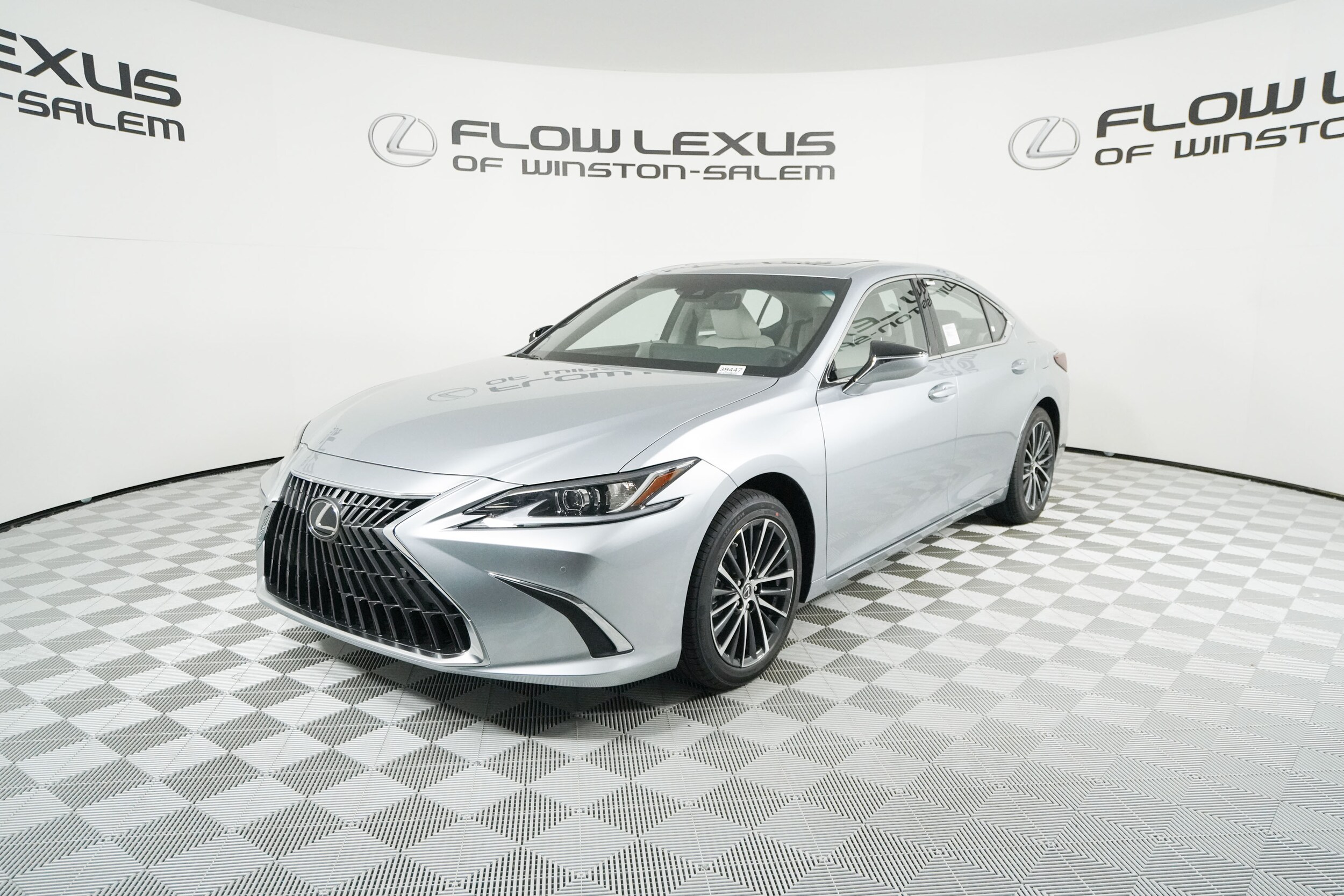 2025 Lexus ES 350's photo