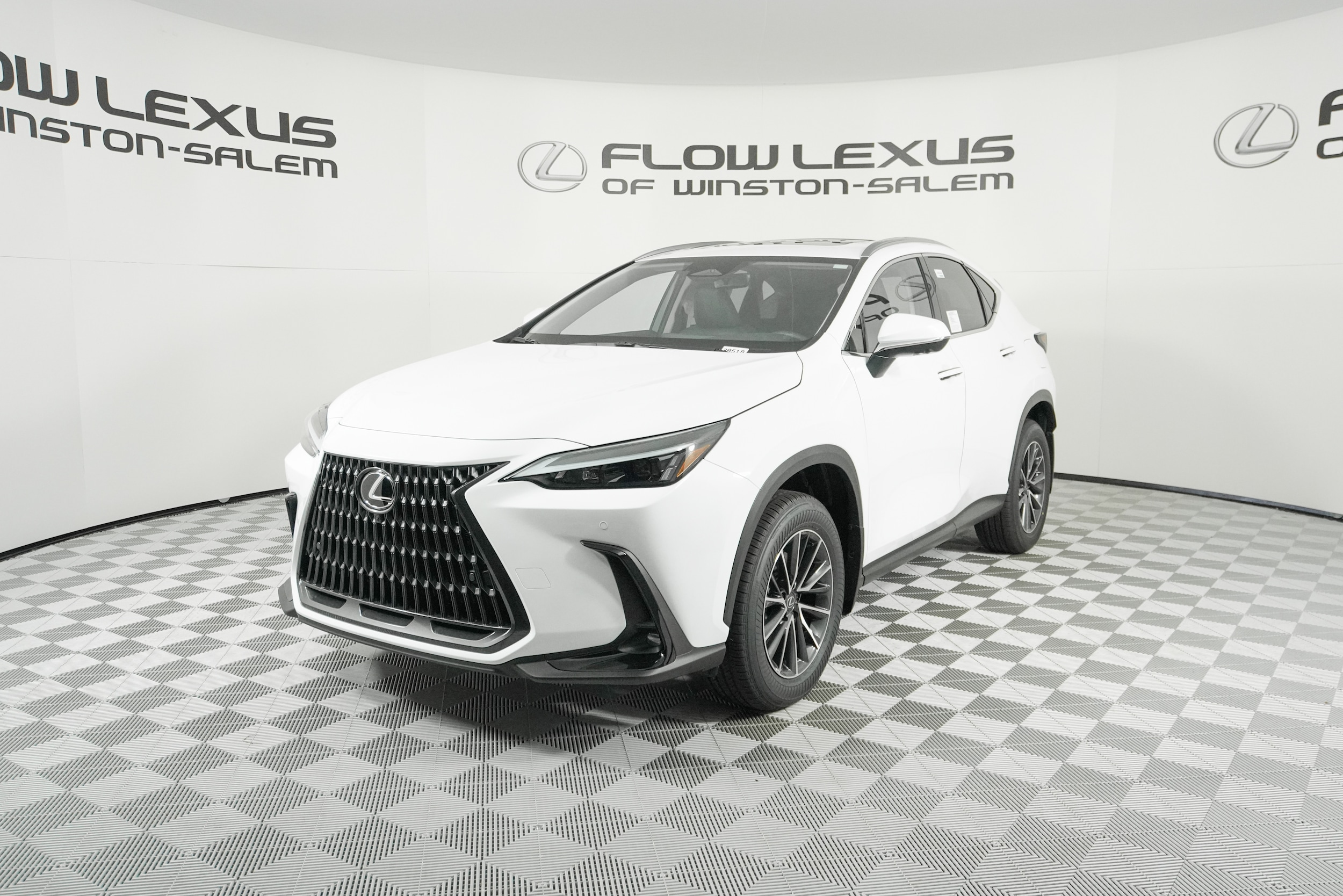 2026 Lexus NX PHEV 450h+'s photo
