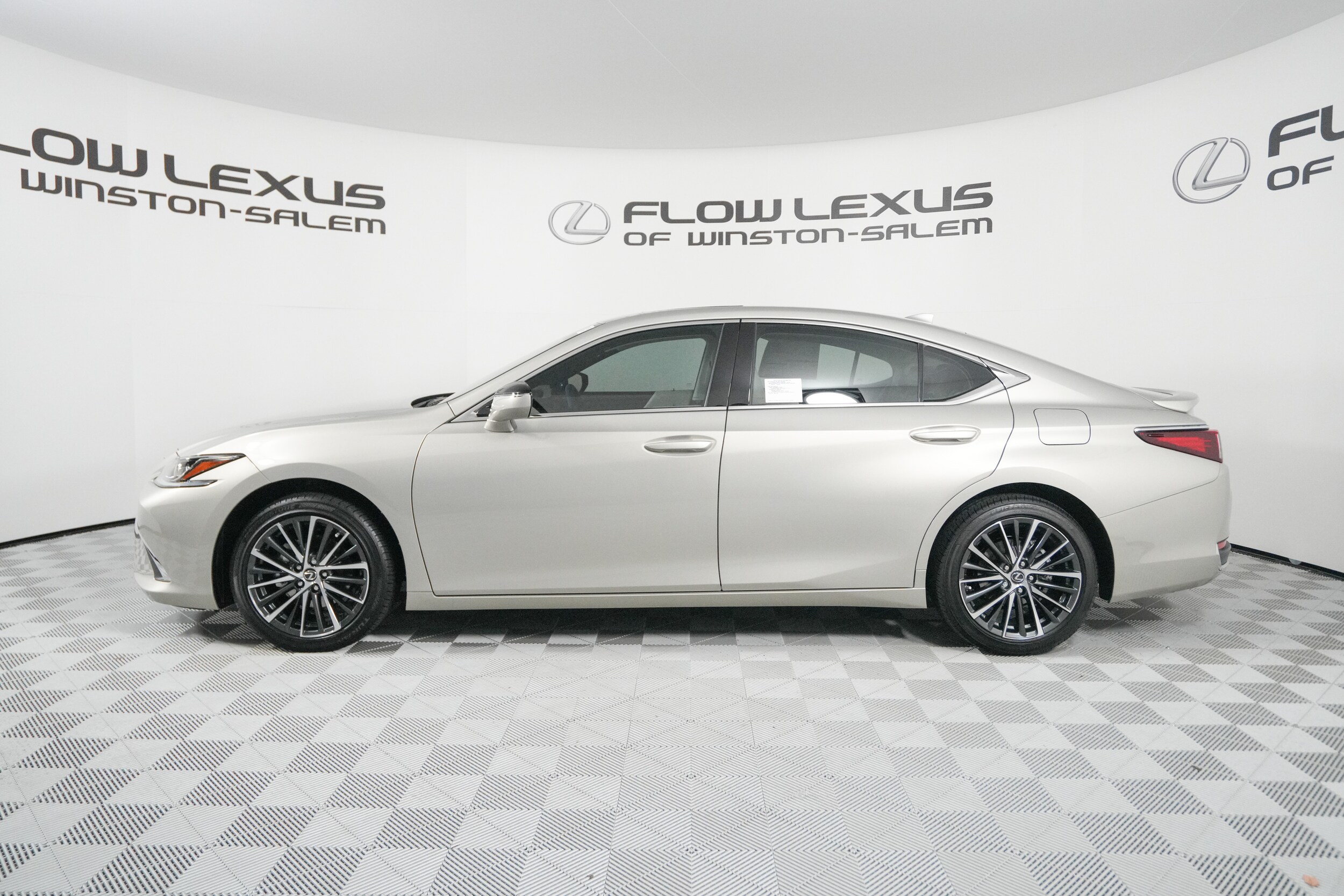 2025 Lexus ES 300h Premium photo 3