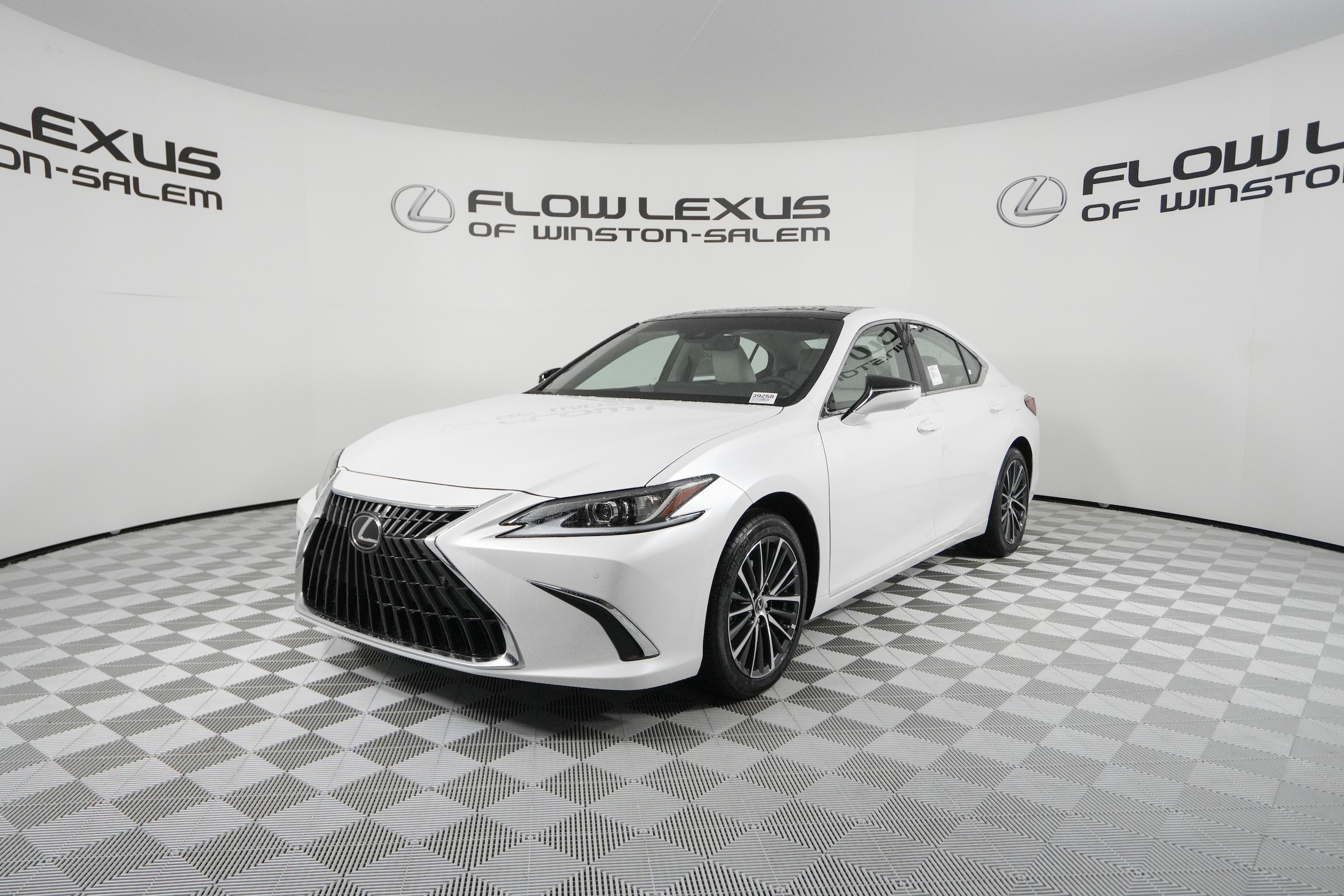 2025 Lexus ES 350's photo
