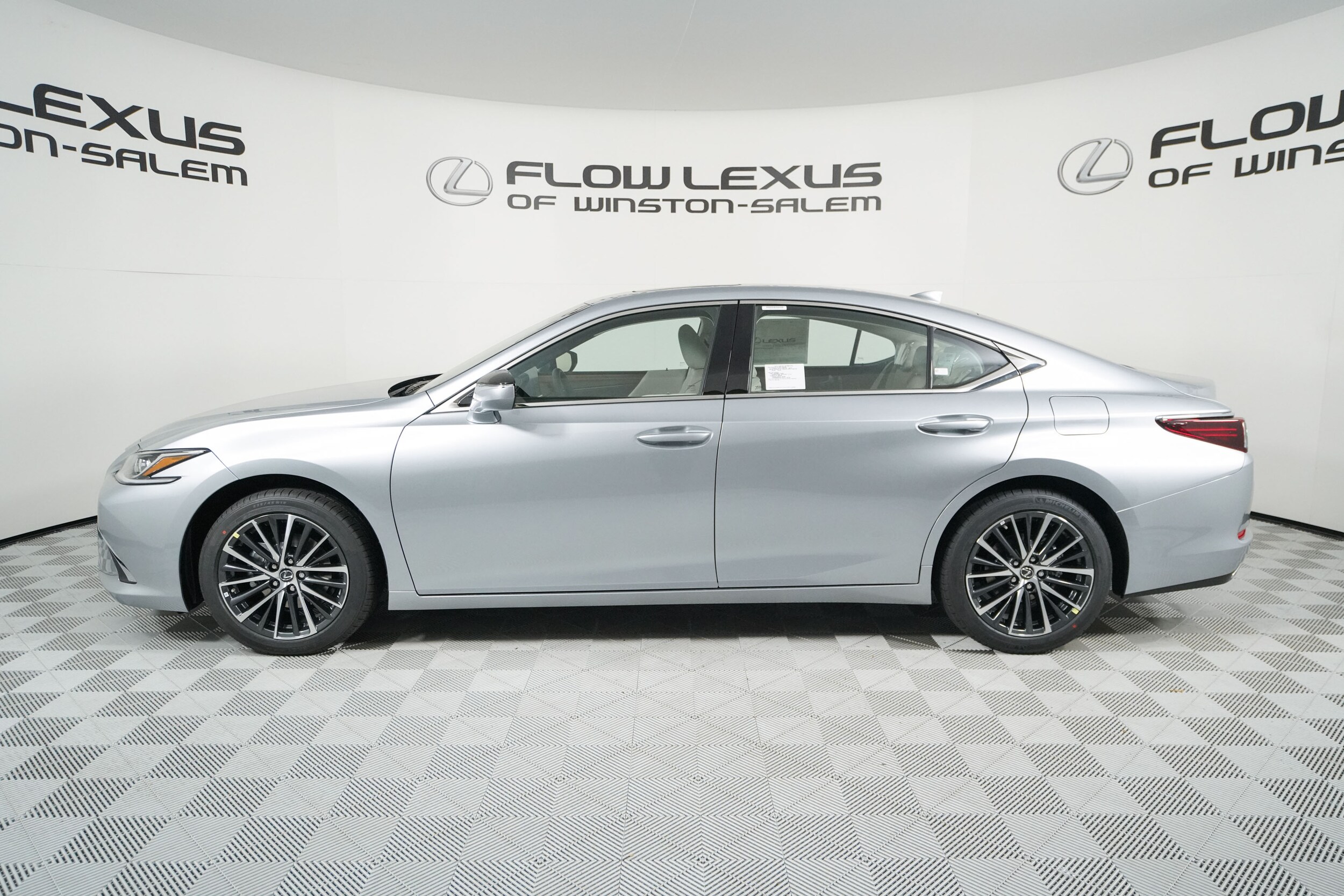 2025 Lexus ES 350 Premium photo 4