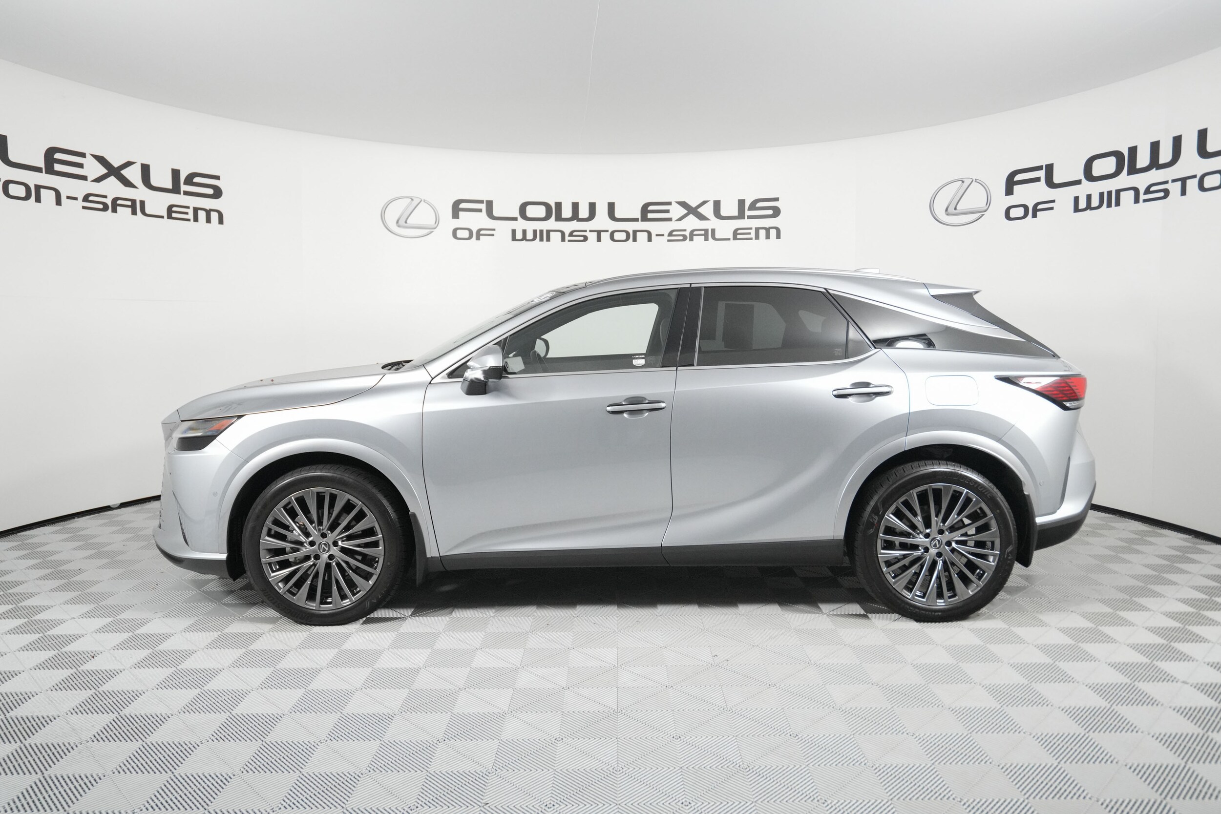 2025 Lexus RX 450h+ Luxury photo 2