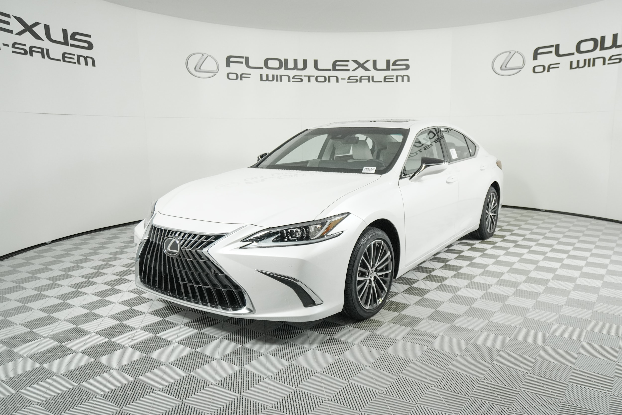 2025 Lexus ES 350's photo
