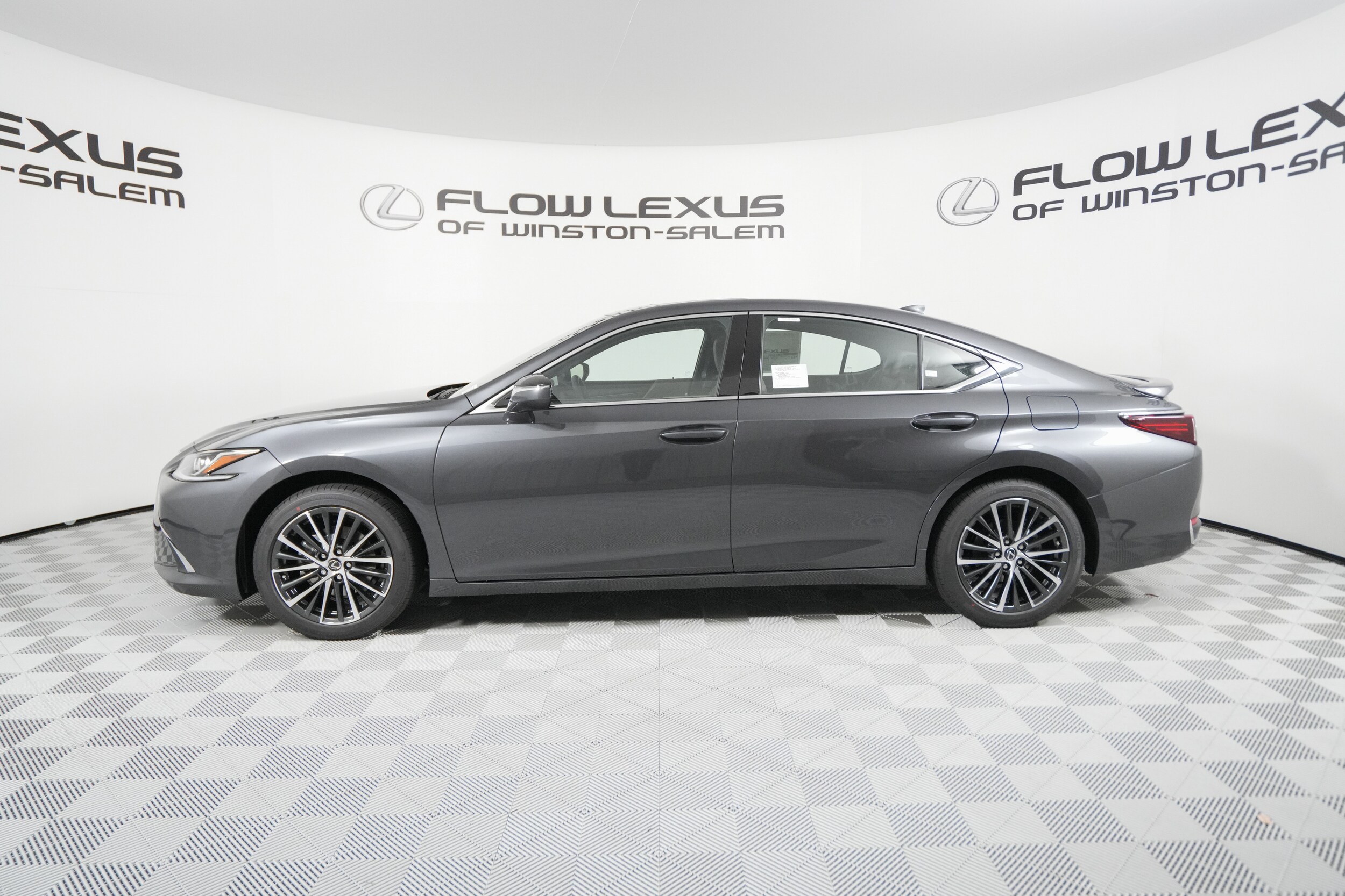 2025 Lexus ES 300h photo 3