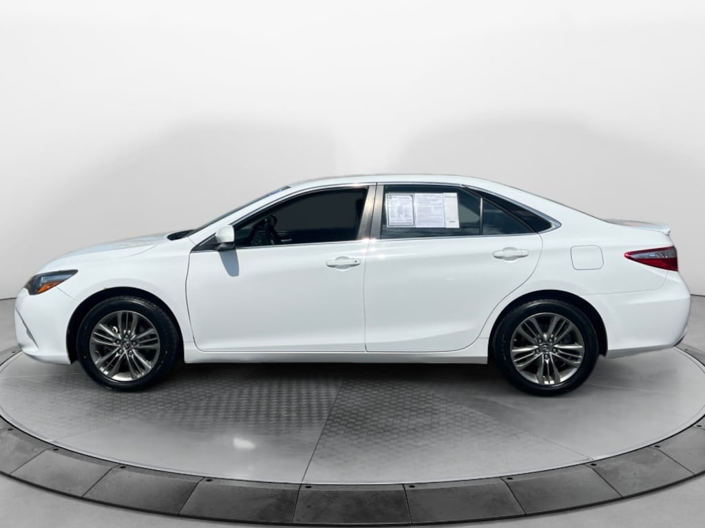 Used 2017 Toyota Camry SE Sedan