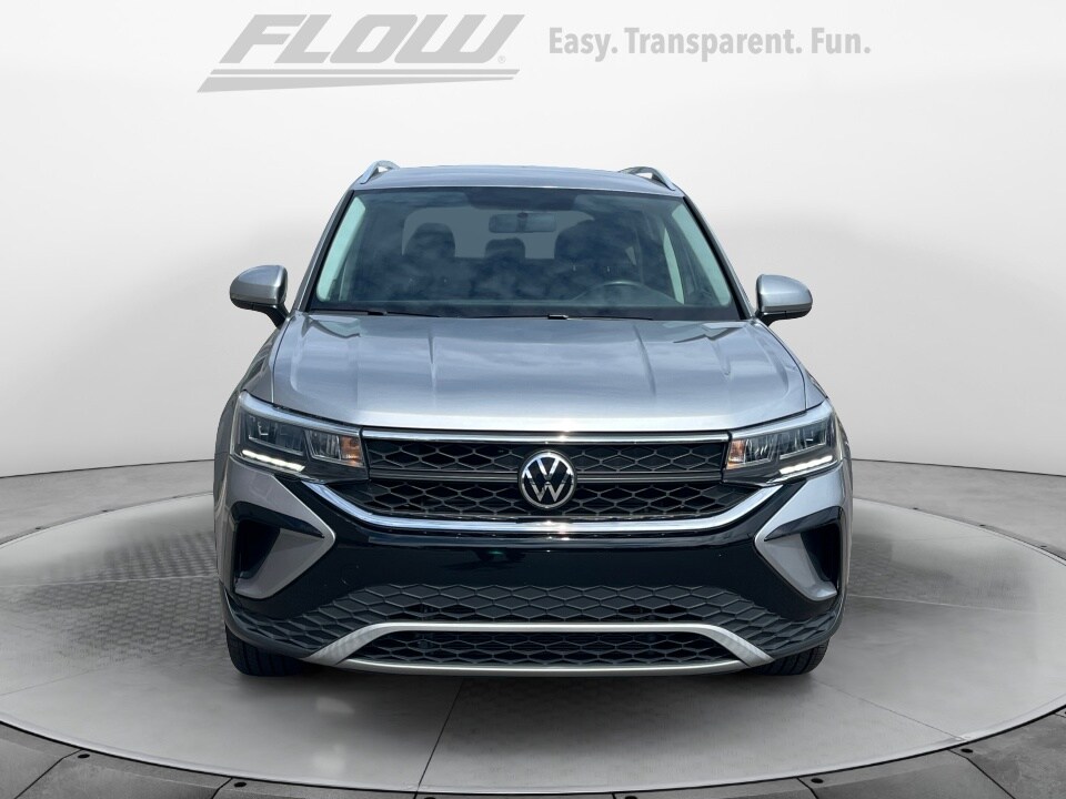 2022 Volkswagen Taos SE photo 2