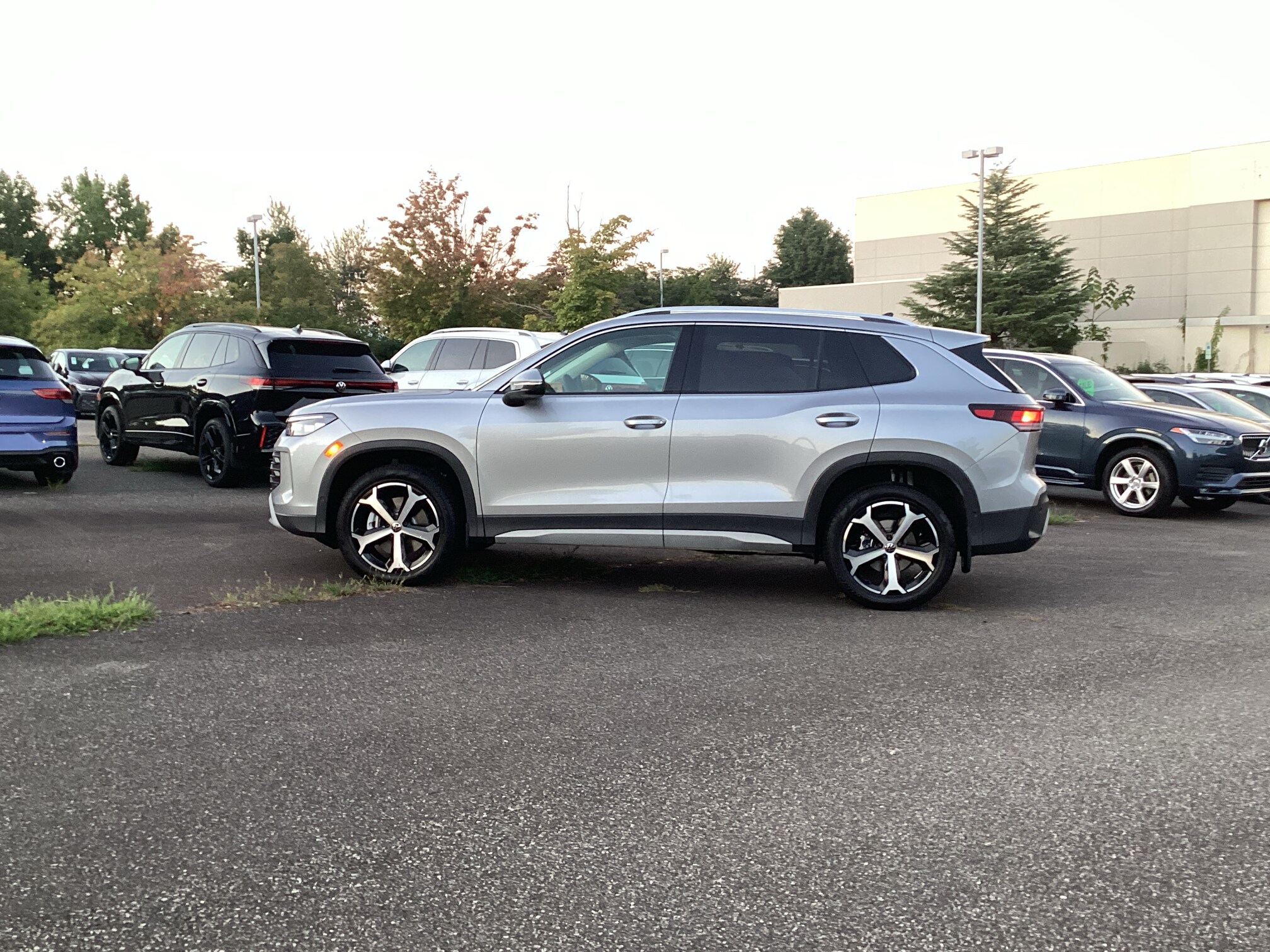 2025 Volkswagen Tiguan SE photo 4