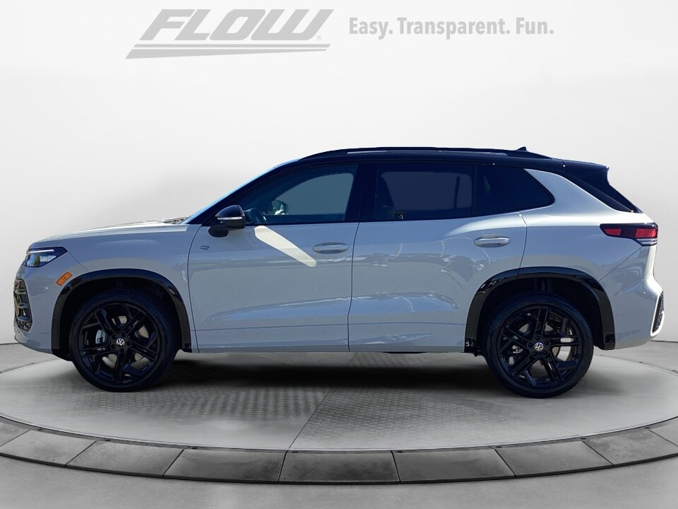 2026 Volkswagen Tiguan SE R-Line Black photo 3