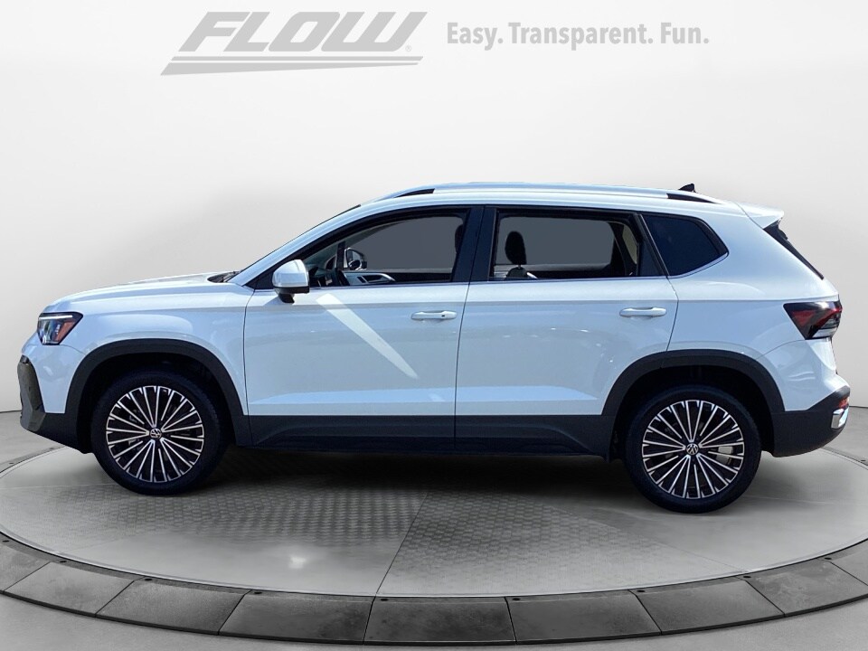 2025 Volkswagen Taos SE photo 3
