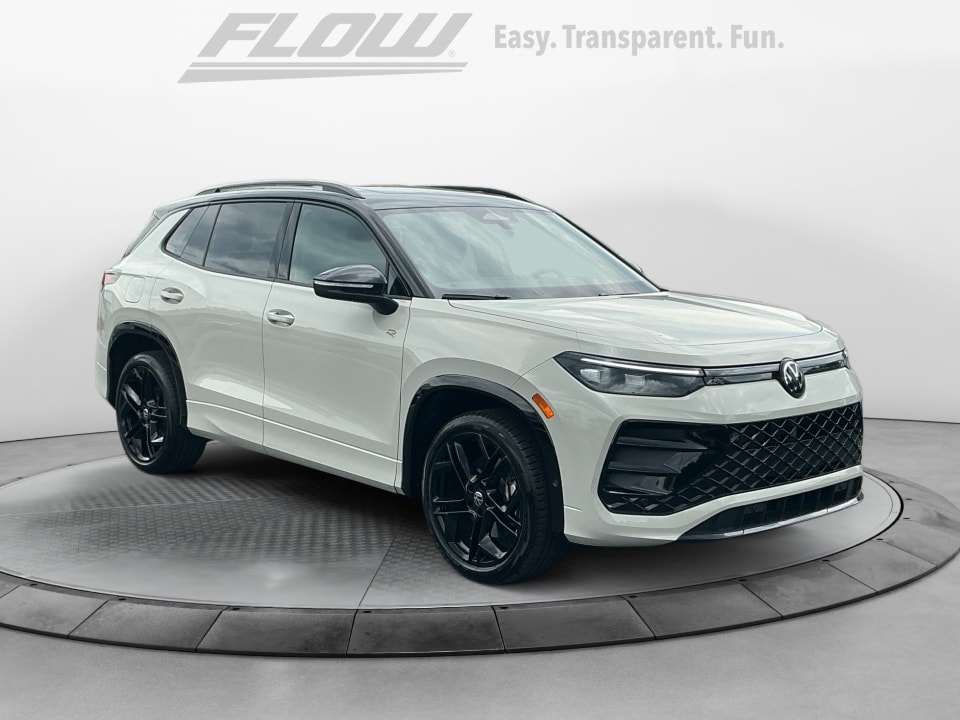 2026 Volkswagen Tiguan 2.0T SE R-Line Black 4Motion's photo