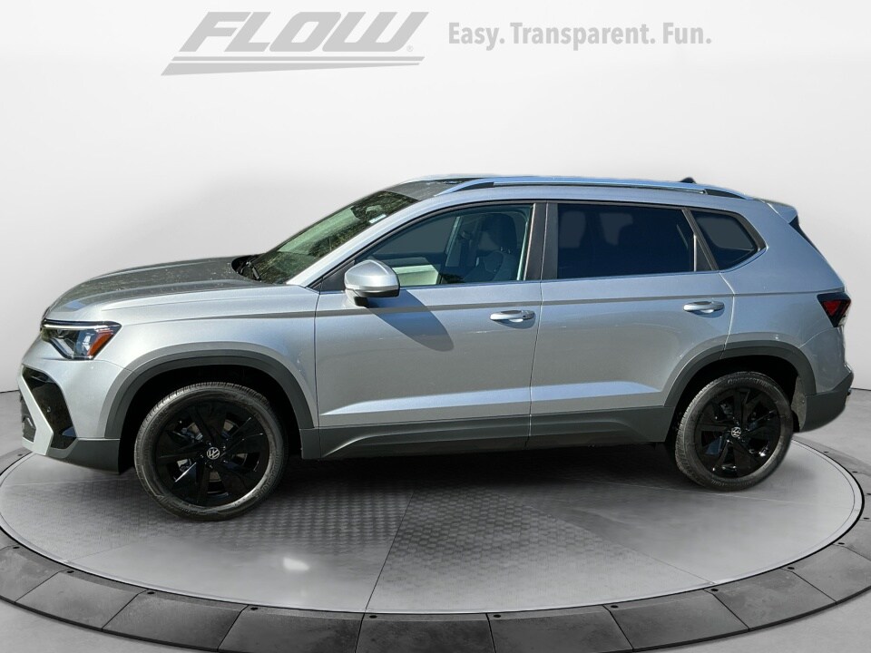 2025 Volkswagen Taos SE photo 3