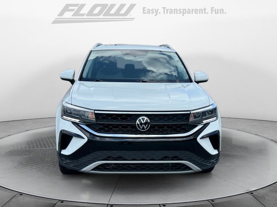 2022 Volkswagen Taos SE photo 2